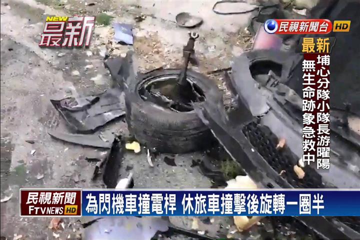 休旅車為閃避機車 自撞電線桿車頭全毀