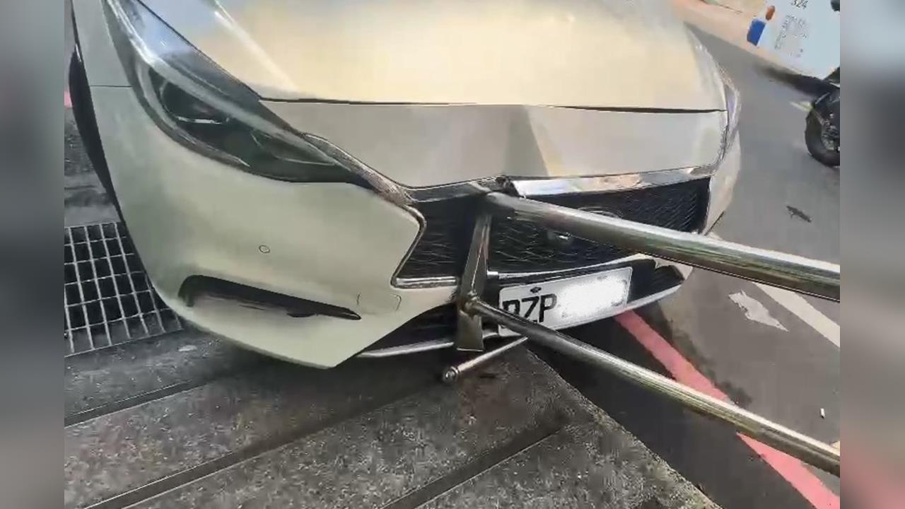 開車途中疑"癲癇發作" 駕駛失控撞藥局幸無人傷