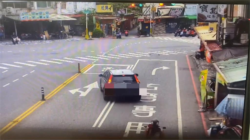 被市場違停車輛包圍動彈不得　騎士才停幾秒被檢舉吃罰單