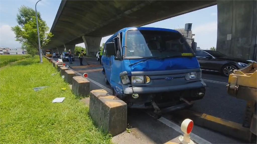 宜蘭國道3車追撞　礁溪貨車、轎車碰撞翻車