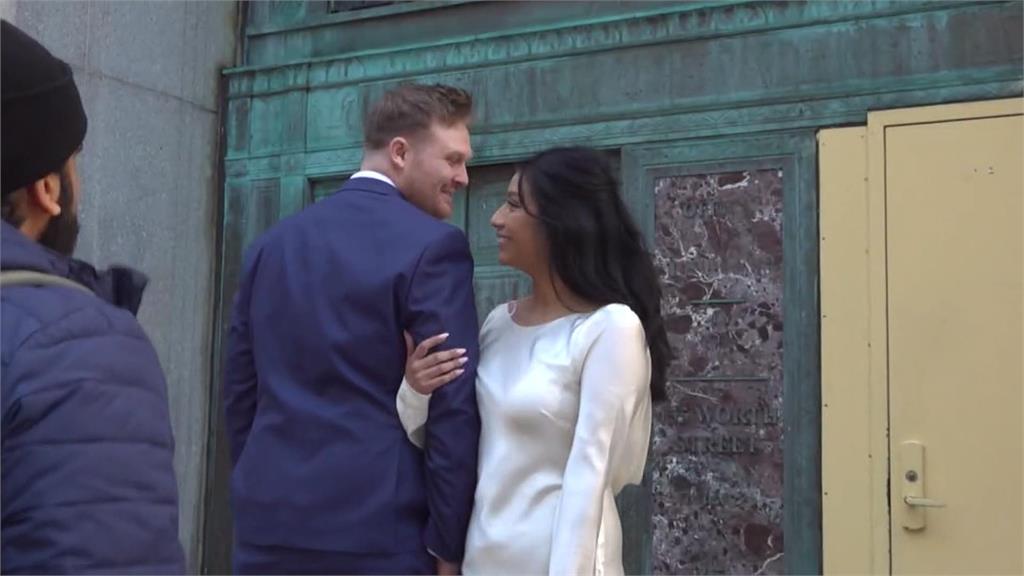 我們結婚了！　紐約情人節登記結婚註冊隊伍排長龍