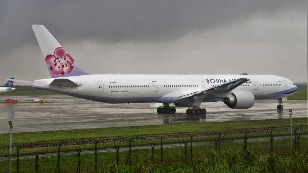 華航「香港→高雄」機師突喊卡降落！空中盤旋一圈「等小孩坐好」塔台對話流出