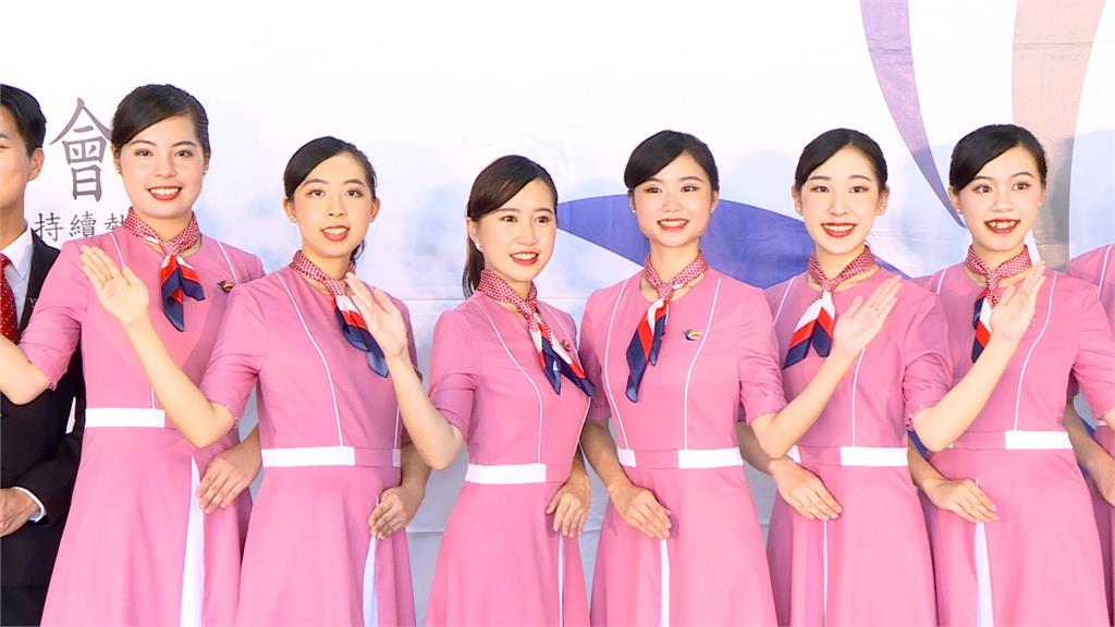 台北大學國慶親善團首度亮相　白色、粉色新款制服展現活力