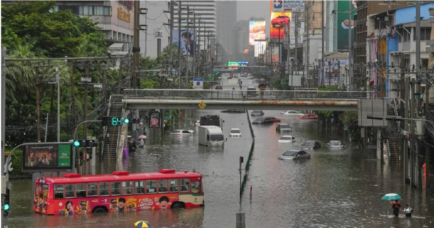 泰國曼谷暴雨成災！50區進入災害狀態　逾8.4萬人受影響