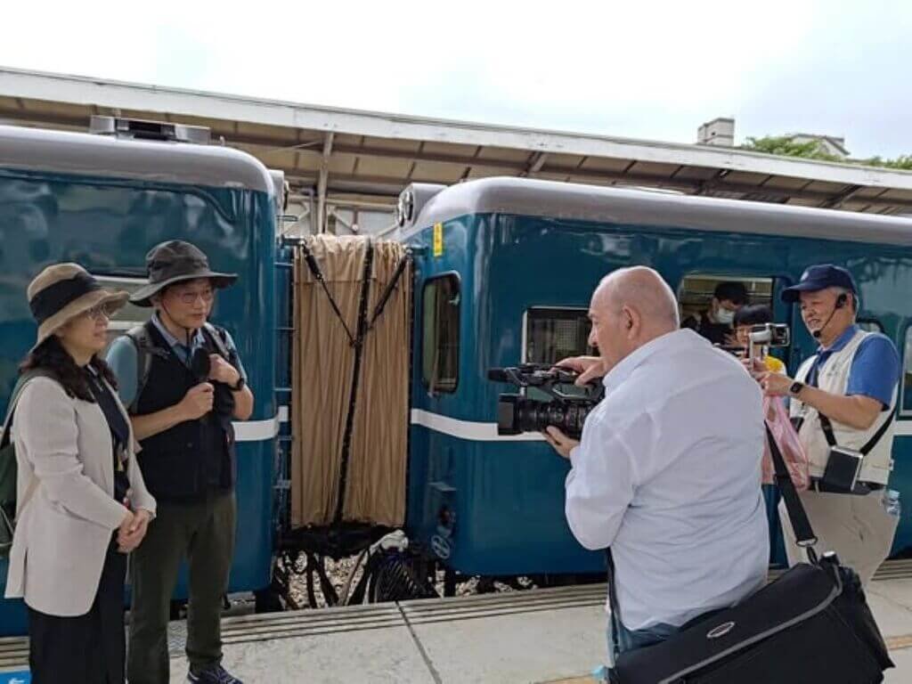 台鐵藍寶寶列車串起跨世代熱情　英國製片人也驚訝