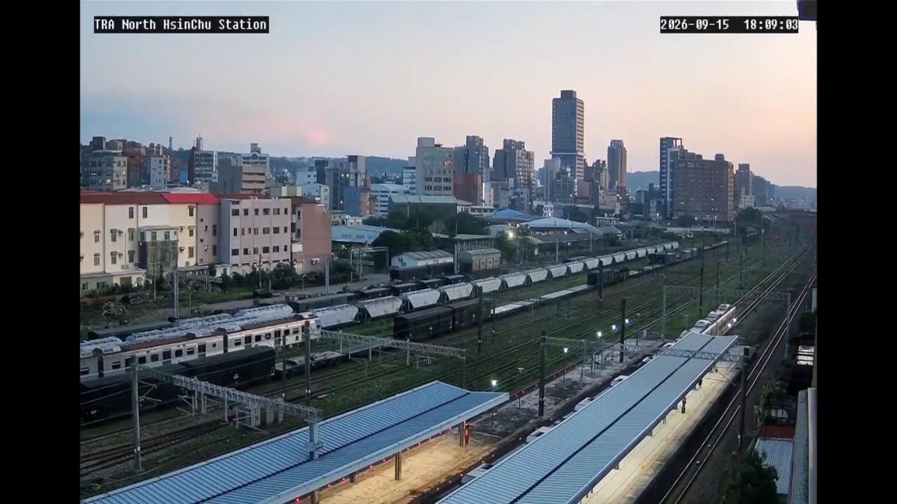 又出包！台鐵駕駛忘停靠「北新竹」　五節車廂竟超出月台　旅客全看傻