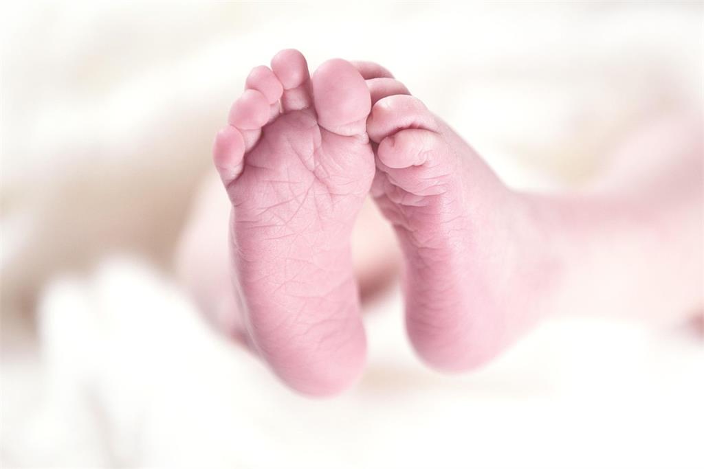 母怒搖晃哭鬧女嬰致腦出血　辯嬰兒車倒地檢不採信起訴