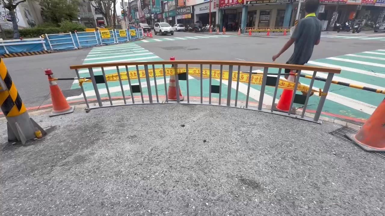 羅東奇景「護欄擋斑馬線」 鎮公所澄清:施工臨時設施