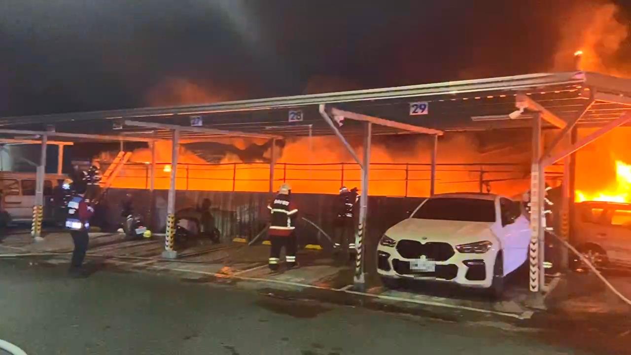 快新聞／台南流當車場冒火！逾200汽、機車陷火海　駭人畫面曝光