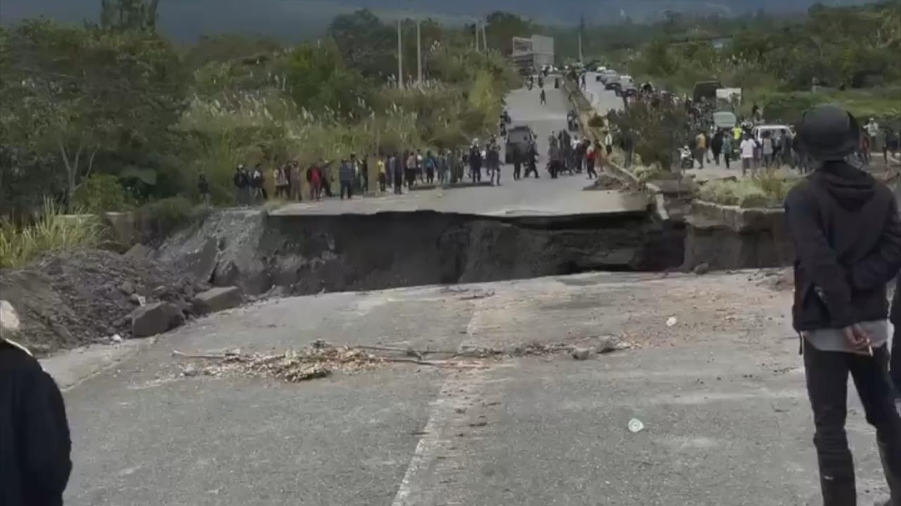 驚險!印尼洪水釀路面大坍塌 人車尖叫奔逃