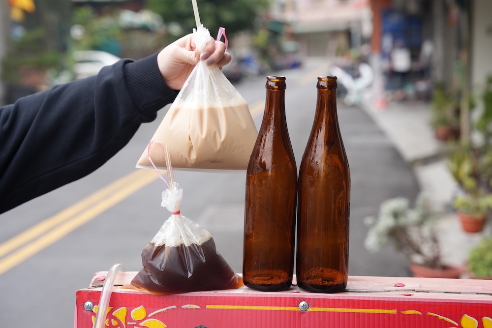 嘉義新莊紅茶｜黑矸阿沒有裝醬油也沒有裝米酒！70年超酷紅茶飲料店
