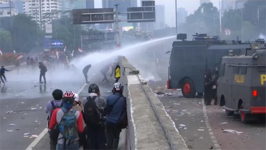 印尼民眾抗議護貪惡法！警催淚彈、水柱驅離