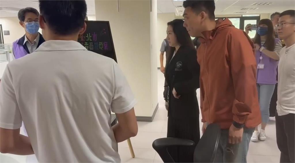 快新聞／張克晉沒來！罷瑤赴北市選委會遞交連署遭拒　畫面曝光