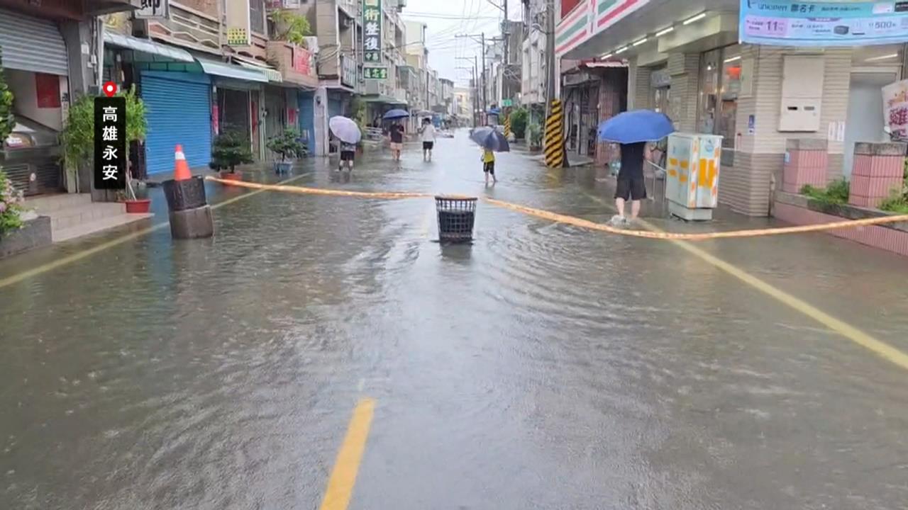 淹水未退苦中作樂　高雄居民家門口變釣魚場