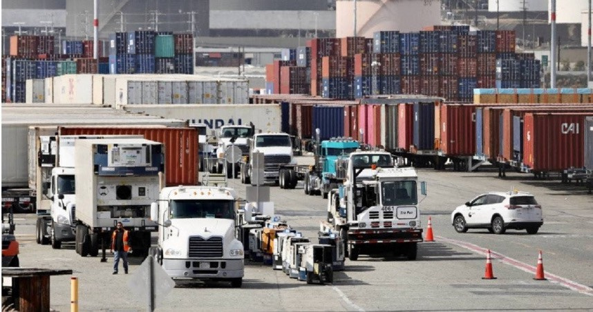 SCFI運價連二跌 貨櫃三雄「貨減量降」股價跌