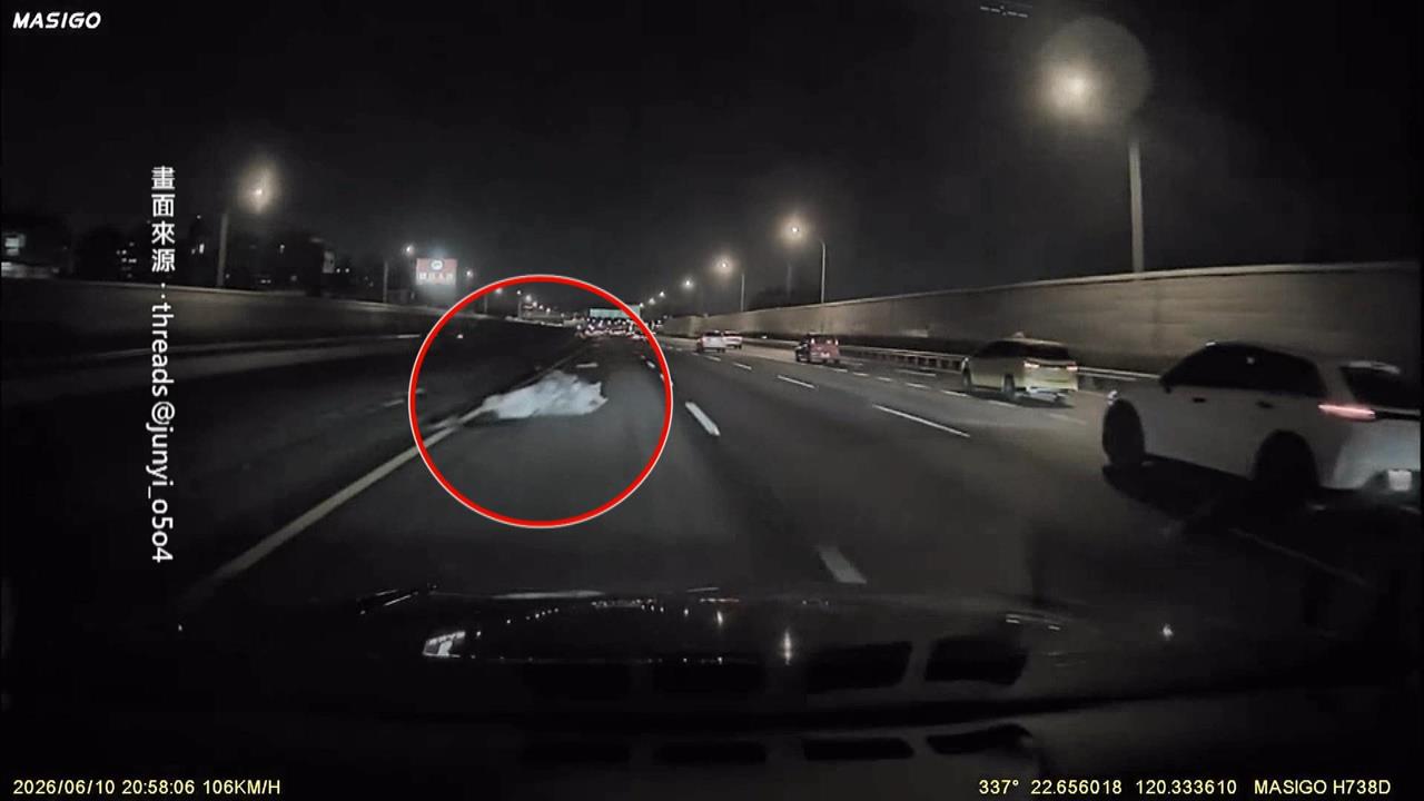 國道驚魂！貨車載床墊「噴飛掉落」　7車撞擊輾壓過後拋錨