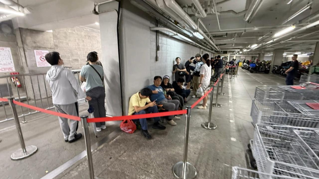 5分鐘就搶光！iPhoneDuo開賣　美式賣場民眾夜排18小時搶購