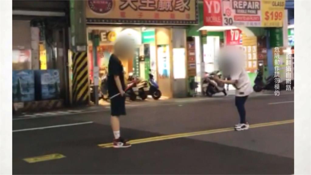 玩命？兩女為拍美照 站路中央拿球拍照