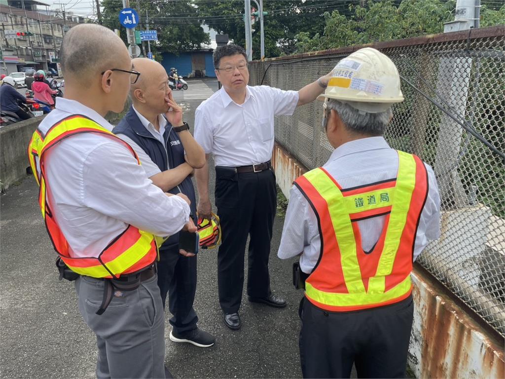 豪雨狂炸！台鐵桃園、鶯歌間路基流失　動員50人漏夜搶修