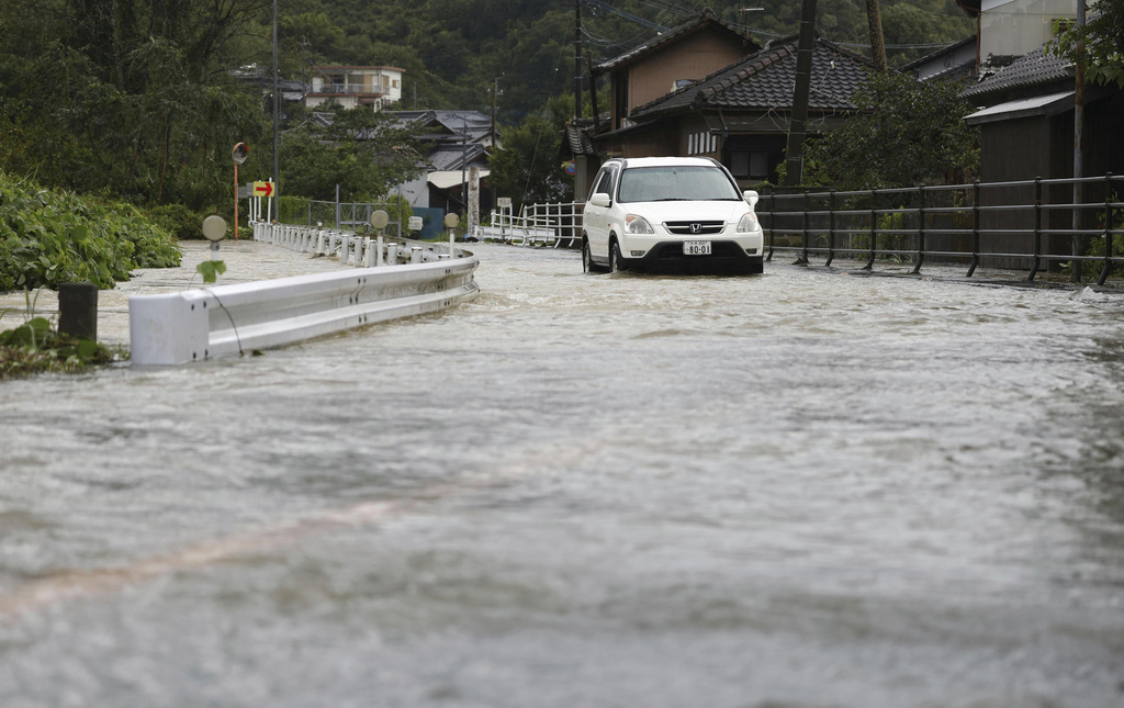 「珊珊」颱風襲日！　千年神木攔腰斷、多縣市傳泡水車災情