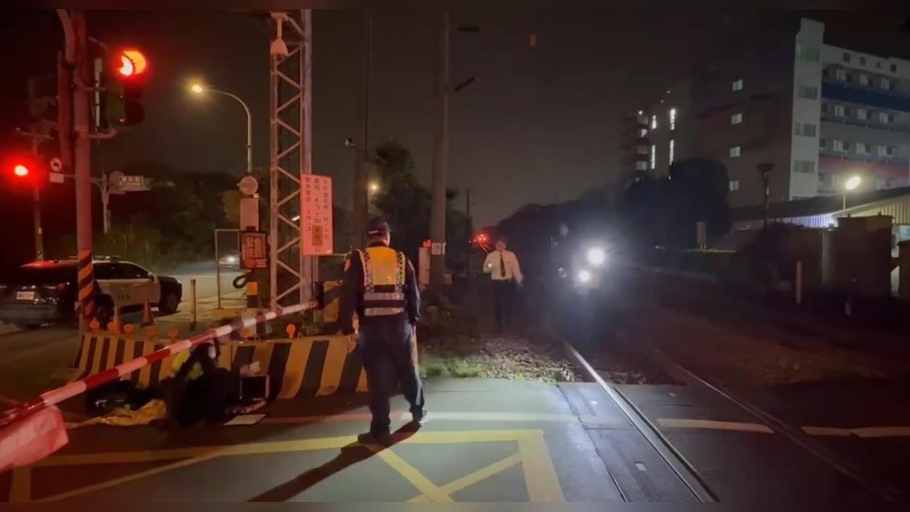 快新聞/桃園男子深夜闖平交道!遭自強號撞擊身亡 列車一度出現延誤