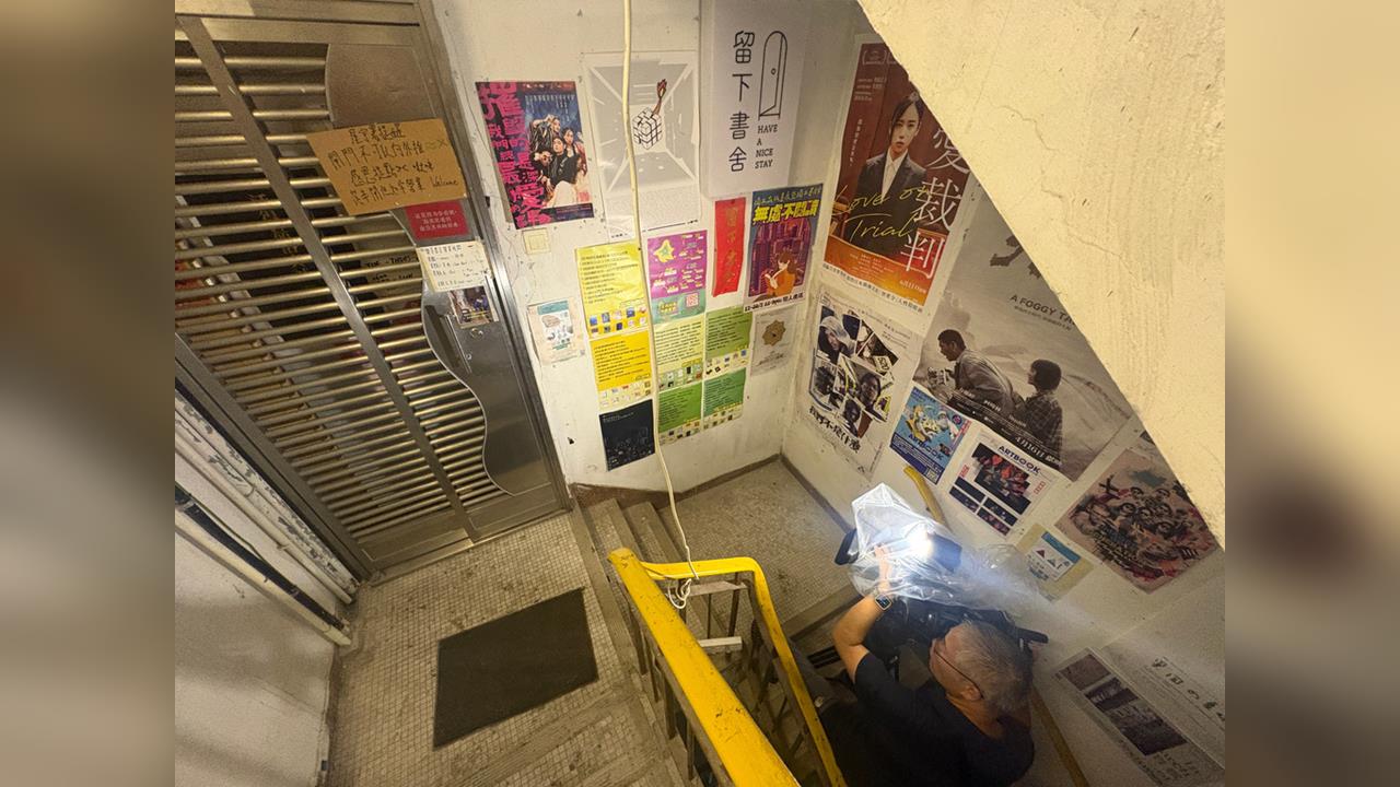 身穿「我是書店店員」衣!她雙手反銬被捕卻笑了 港搜獨立書店畫面曝