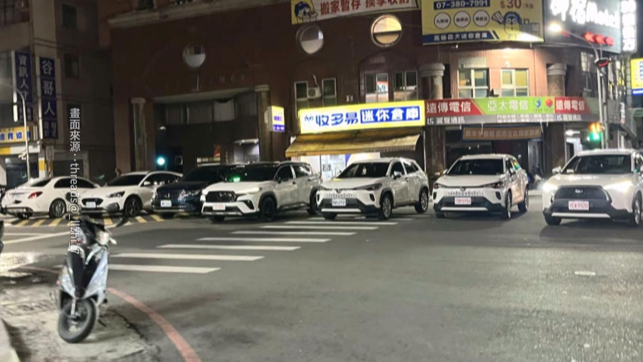 生意太好!高雄豆漿店門外「整排違停」 民眾:太誇張