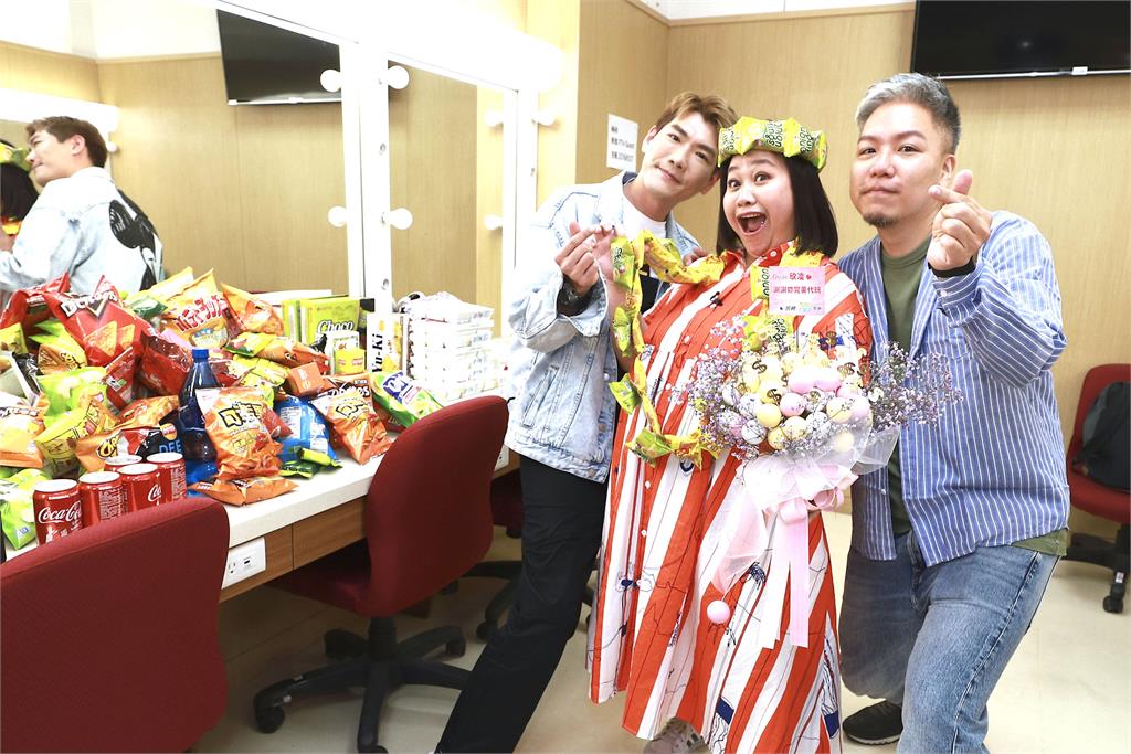 《醫學大聯盟》感恩歡送鍾欣凌「搖錢花束」祝福有錢花！期待女神白家綺回歸