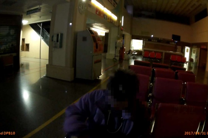 鼻酸！老媽媽枯坐醫院1天 竟是兒子忘了接