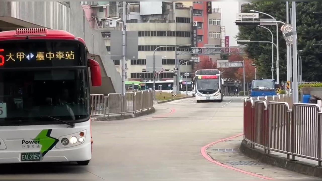 我有錢不怕罰！ 男子公車站牌抽菸司機制止爆爭執