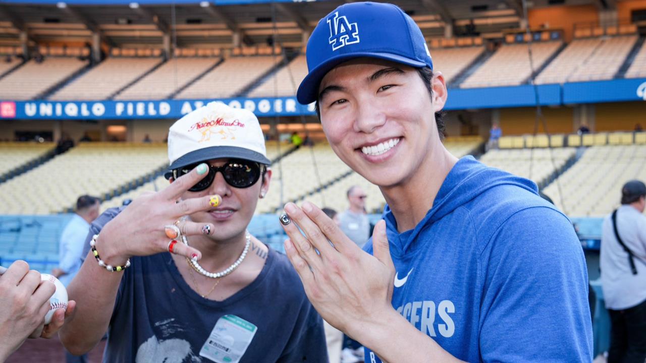 MLB(影)/連GD也拜倒的「宇宙道奇」魅力!權志龍和金慧成換簽名球再與朗希合照