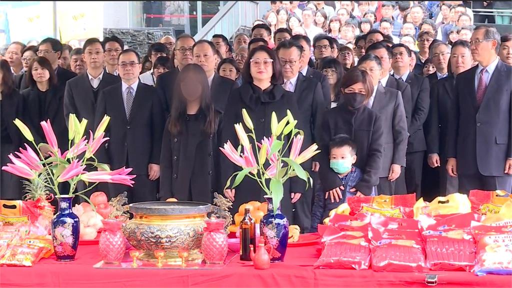 嚴陳莉蓮主持裕隆新春團拜  一雙兒女陪同亮相