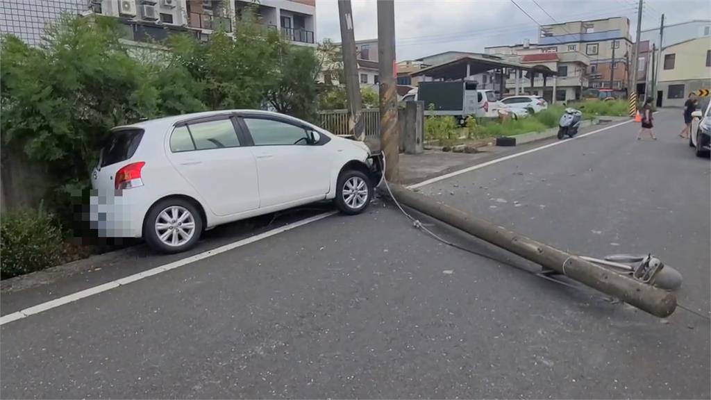 轎車突暴衝　電線桿被撞斷橫躺路中　駕駛下車查看...直接溜走