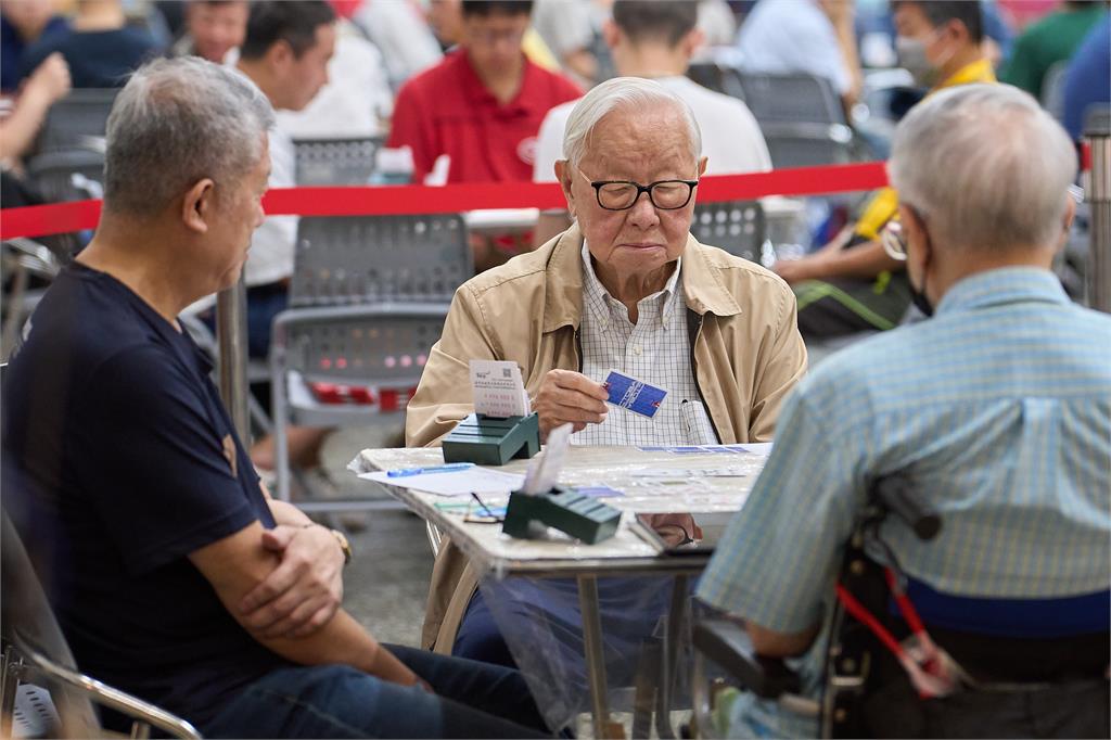 94歲張忠謀當隊長秀牌技上桌開戰！全國橋藝大賽爭冠
