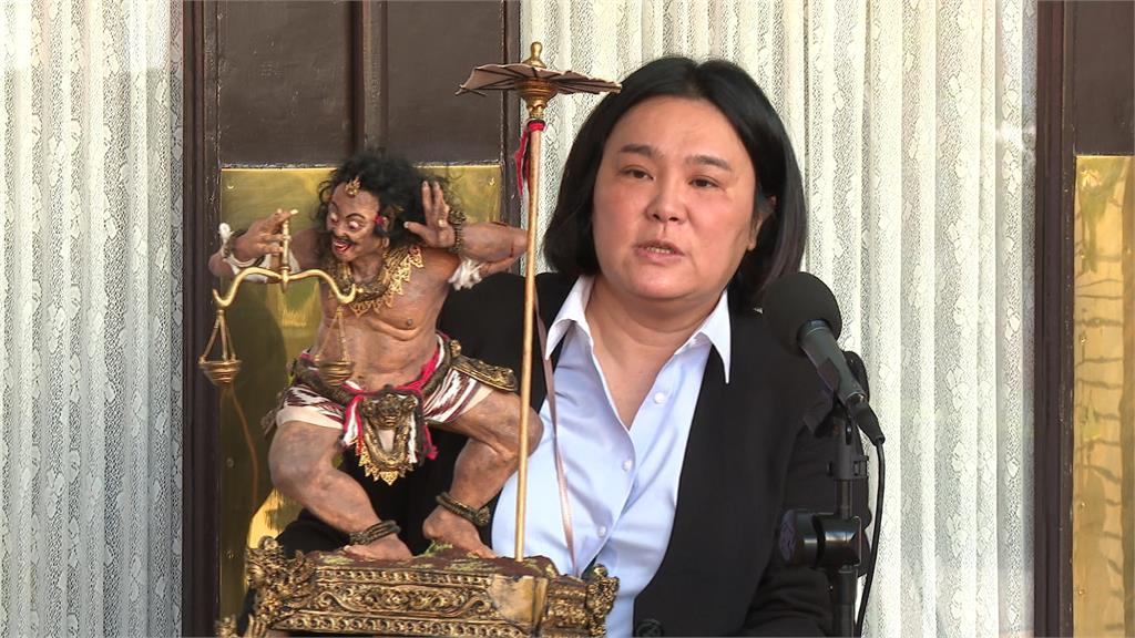 質詢司法院長被提名人　陳玉珍捧「要價300萬印尼神像」進議場