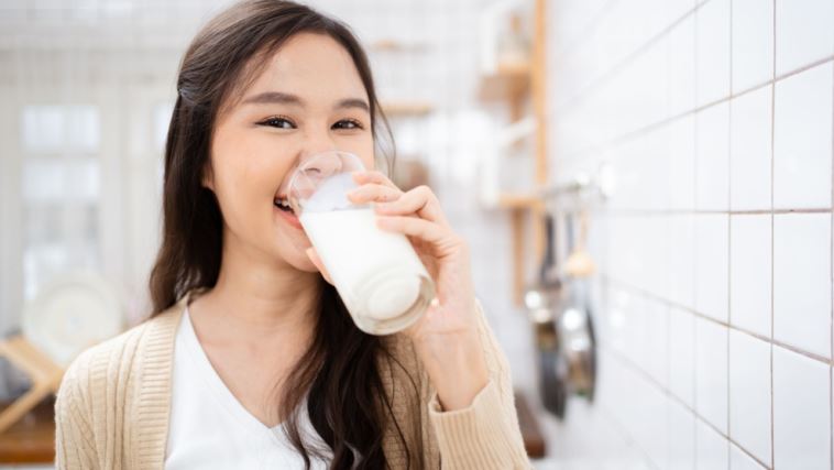 每天一杯牛奶竟有抗癌效果？ 研究：有望降17%女性大腸癌風險