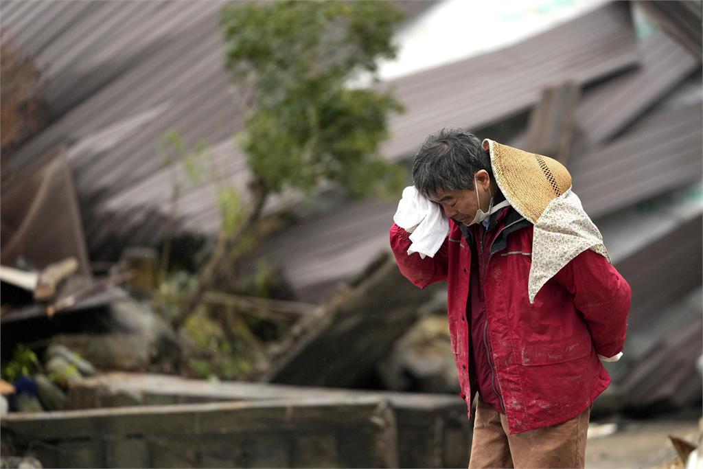 石川7.6強震屋垮她「肉身護姪女」震撼照曝　男子悲痛跪地全網心碎！