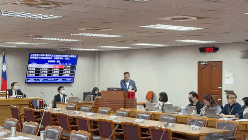 快新聞／力抗「咆哮獸」新招數？　王義川拿濕紙巾做 「這動作」才開口質詢