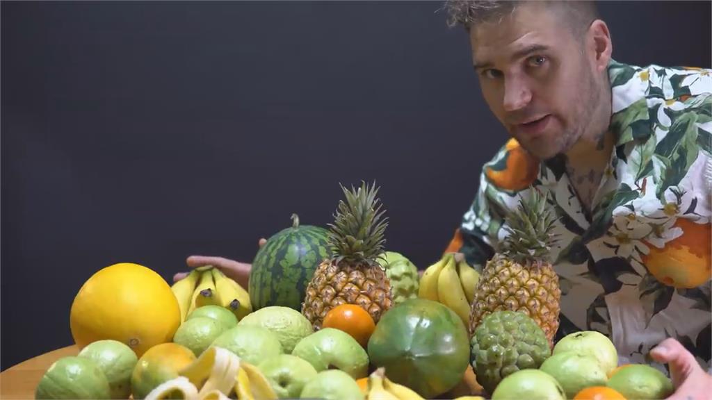 真寶島！英男1000元買爆量9種水果　機車載不下驚：英國只能買一顆西瓜