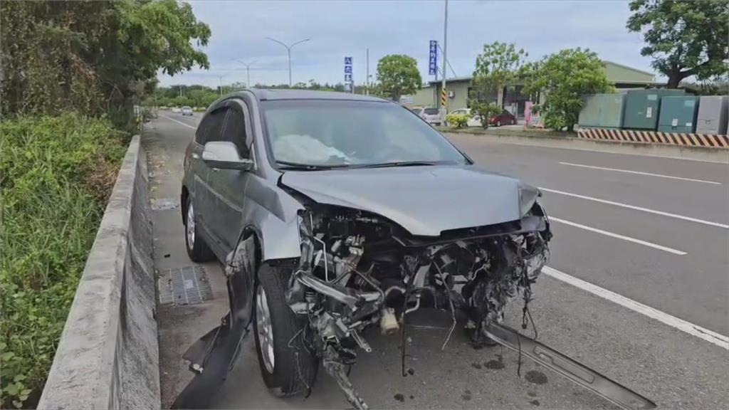 超速又超載？小客車自撞路旁護墩　引擎噴飛！六人送醫