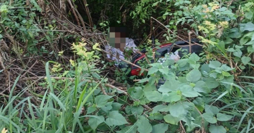 74歲老翁晨運返家下坡急煞失控　「連人帶車」摔進山溝