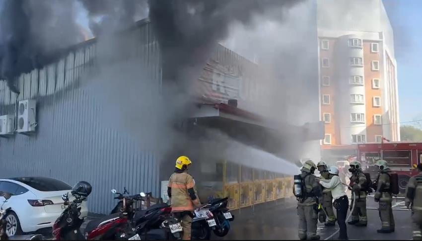 快新聞／台南中華路驚傳火警！滾滾濃煙包圍娃娃機店　撲滅火勢耗1小時