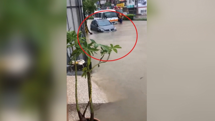 丹娜絲大雨狂炸海線! 沙鹿水淹「半個輪胎高」害車拋錨