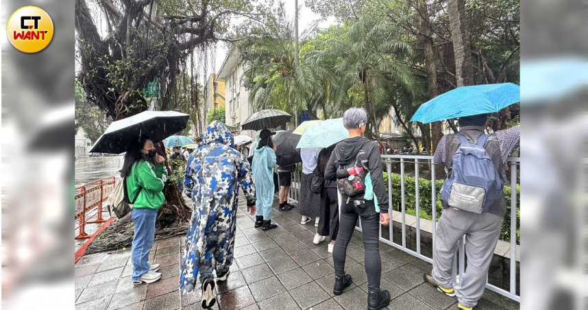柯文哲再提訊！關鍵證人邵琇珮抵北院作證　小草冒雨大喊「還我阿北」