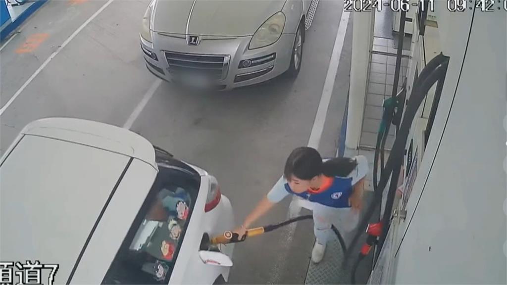 危險！駕駛加油沒熄火　恍神往前開險扯斷油槍