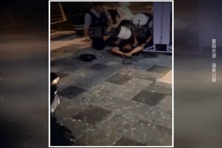 執法過當？警員壓制嫌犯後拿安全帽怒砸