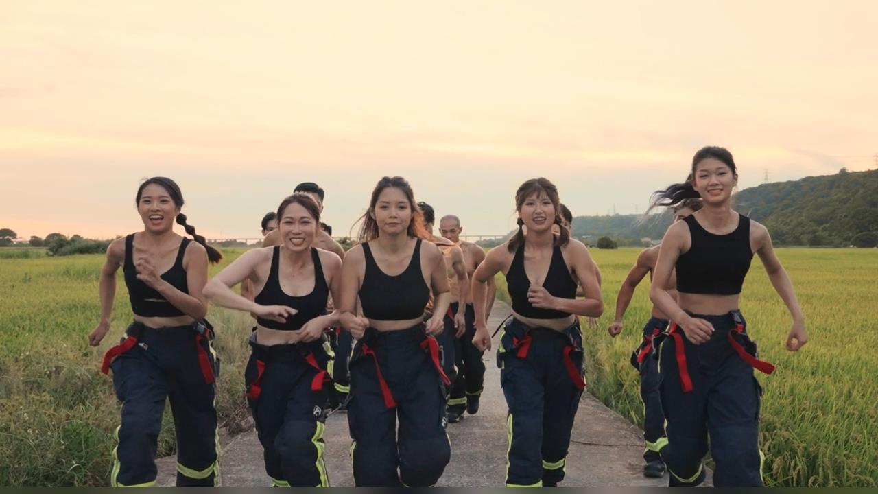 台中消防月曆亮相！　搜救犬「正妹獸醫」登封面美成這樣