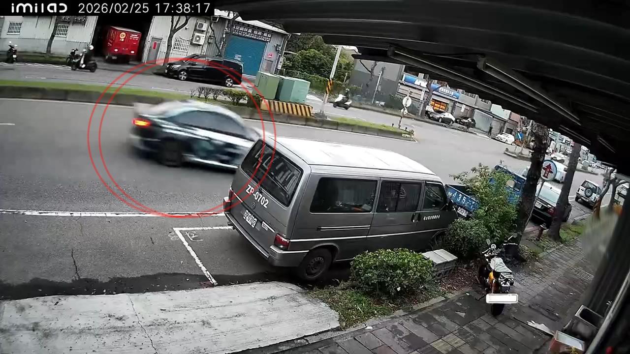 蘆竹改裝車高速飄移撞飛女騎士　下車竟「拆車牌」躲避查緝