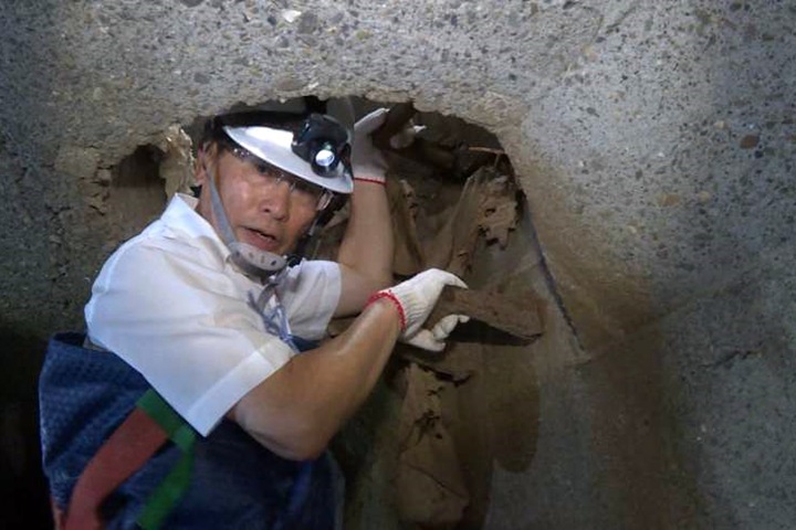 防颱備戰！涂醒哲穿青蛙裝 鑽下水道視察清淤