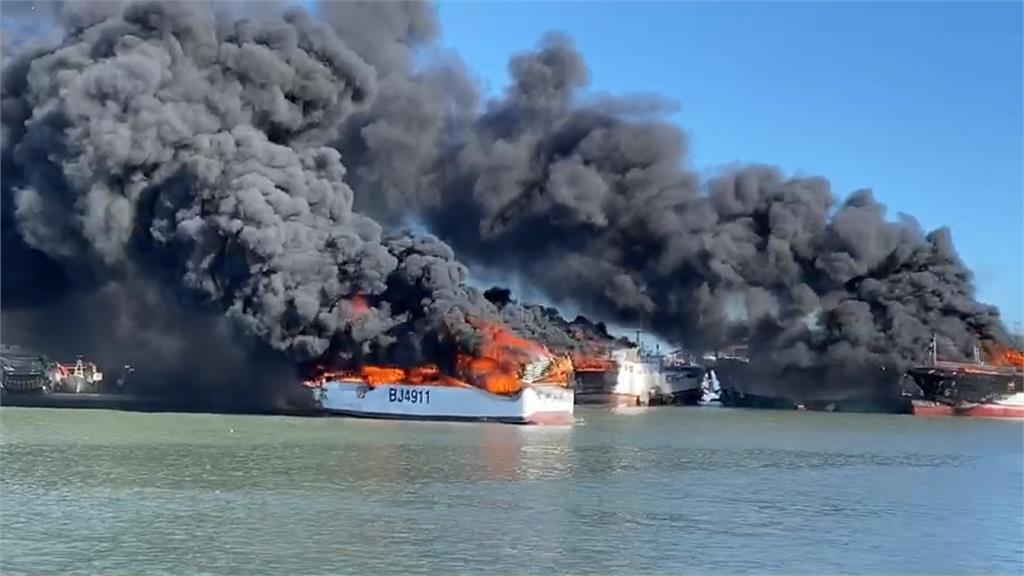 屏東鹽埔漁港10船大火狂燒！損失上億元幸無人傷